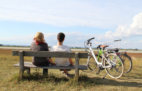 Paar auf Bank sitzend neben Fahrrädern vom Radverleih Mürner